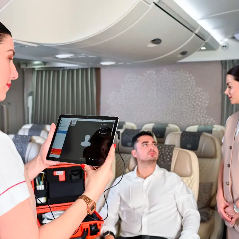 Sauver des vies dans les airs : Emirates et Parsys conçoivent une station de télémédecine pionnière pour les passagers en vol