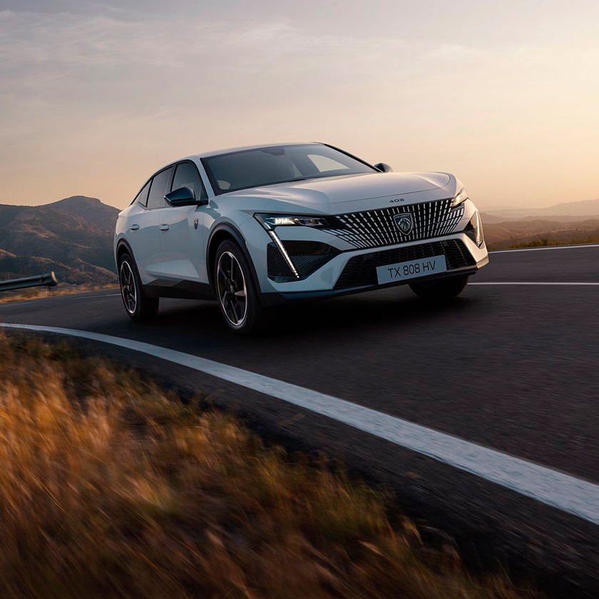 PEUGEOT complète sa gamme de véhicules électriques avec la nouvelle PEUGEOT E-408 : inattendue sous tous les angles, 100% électrique